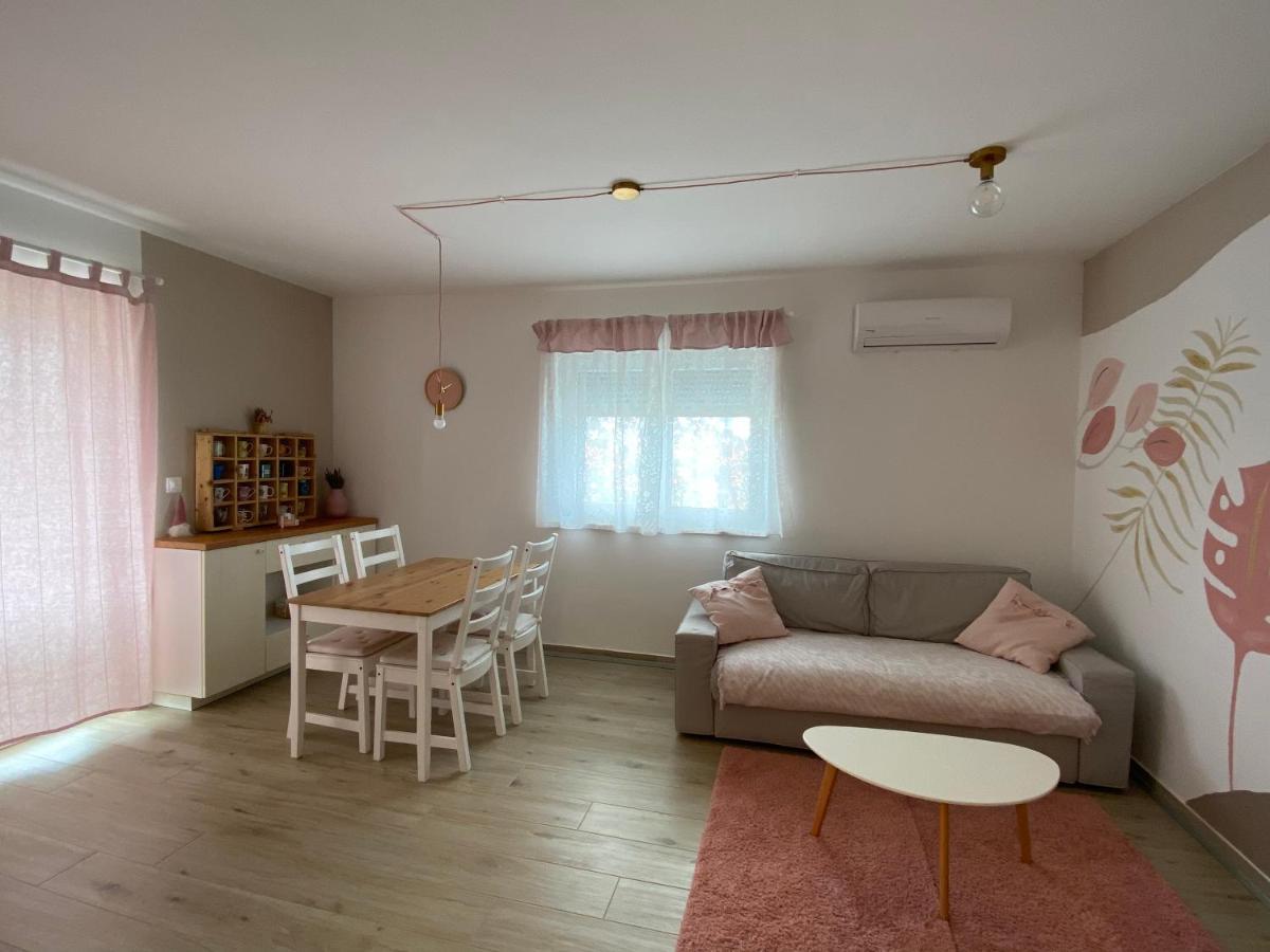 Mint&Rose Apartment Peroj Bagian luar foto