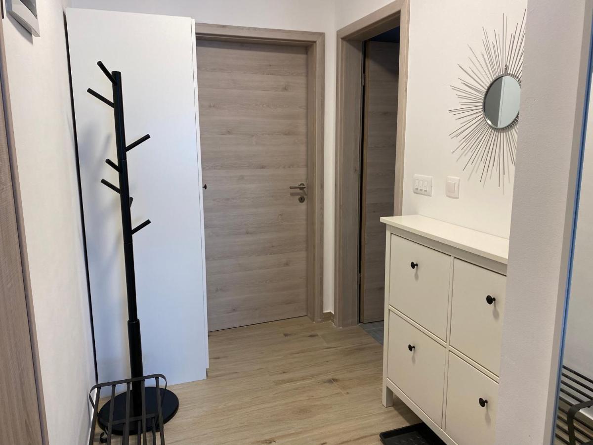 Mint&Rose Apartment Peroj Bagian luar foto