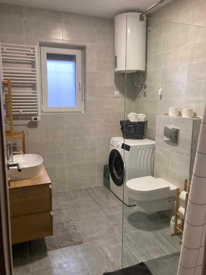 Mint&Rose Apartment Peroj Bagian luar foto
